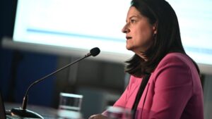 Ν. Κεραμέως: Προτεραιότητά μας να επιστρέψουμε το πλεόνασμα στην κοινωνία – Στα €49 δισ. οι απλήρωτες οφειλές στον e-ΕΦΚΑ