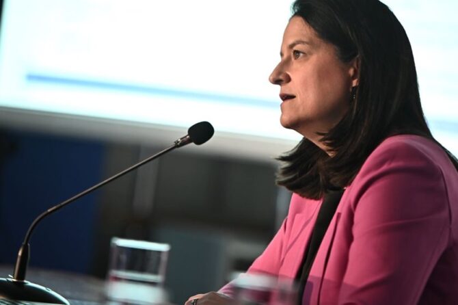 Ν. Κεραμέως: Προτεραιότητά μας να επιστρέψουμε το πλεόνασμα στην κοινωνία – Στα €49 δισ. οι απλήρωτες οφειλές στον e-ΕΦΚΑ