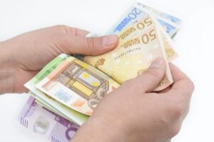 Eurostat: Μισθοί πείνας για το 25% των γυναικών και το 43% των νέων στην Ελλάδα