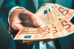 Κατώτατος μισθός: Πώς θα αλλάξει η φορολογία μετά τις νέες αυξήσεις