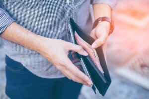 Μισθοί: Παραμένουμε ως και 30% φτωχότεροι από το 2009