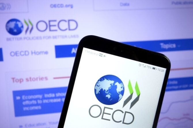 ΟΟΣΑ: Υψηλές οι εισφορές στην Ελλάδα παρά τις μειώσεις