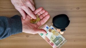 Τριετές μπλόκο στις αυξήσεις για 650.000 συνταξιούχους – Τι θα γίνει το 2026