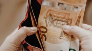 Συντάξεις: Υψηλότερες κατά 70% στο Δημόσιο έναντι ιδιωτικού τομέα