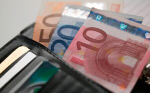 Εργασιακά: Δύσκολο στοίχημα ο μέσος μισθός 1.500 ευρώ