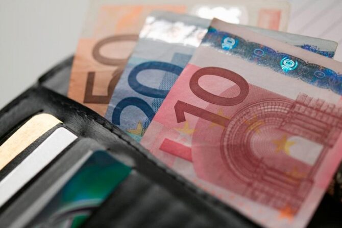 Εργασιακά: Δύσκολο στοίχημα ο μέσος μισθός 1.500 ευρώ