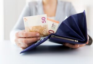 Κατώτατος μισθός: Στα 911 ευρώ μέχρι το 2026 – Αναμένεται αύξηση έως 13,5%