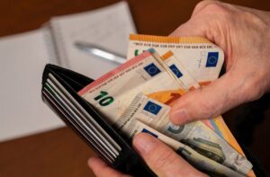 Εισφορά αλληλεγγύης: Παγώνει για εργαζόμενους συνταξιούχους