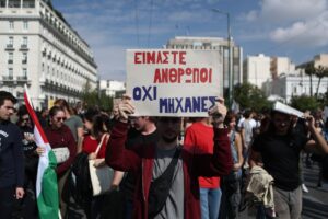 Το ελληνικό παράδοξο: Γιατί η χώρα με τους πιο εξαντλημένους εργαζόμενους της ΕΕ, θεσμοθετεί το 13ωρο;