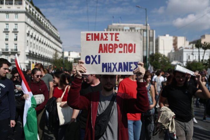 Το ελληνικό παράδοξο: Γιατί η χώρα με τους πιο εξαντλημένους εργαζόμενους της ΕΕ, θεσμοθετεί το 13ωρο;