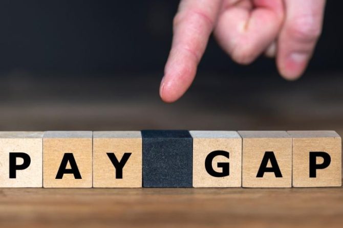 To μισθολογικό χάσμα αντρών – γυναικών ανοίγει την «ψαλίδα» και στις συντάξεις τους