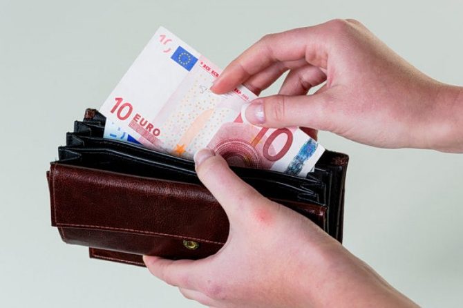 Στον πάτο του ΟΟΣΑ οι πραγματικοί μισθοί στην Ελλάδα – Πληρωνόμαστε 21% λιγότερο από ό,τι το 2010