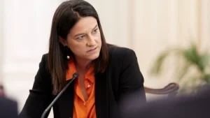 Κεραμέως: Φέρνουμε ν/σ για ίση αμοιβή άντρα-γυναίκας στην εργασία – Στο 13% το μισθολογικό χάσμα