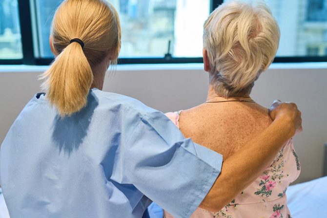 Mακροχρόνια φροντίδα: Oι δημόσιες δαπάνες αντιστοιχούν μόλις στο 0,16% του ΑΕΠ έναντι 1,71% στην ΕΕ