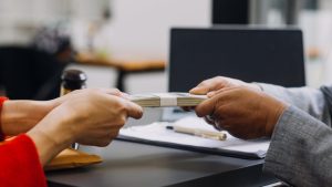 Μισθοί: Τι αλλάζει στις αμοιβές για άνδρες και γυναίκες – Οι νέοι κανόνες για εργοδότες και εργαζομένους