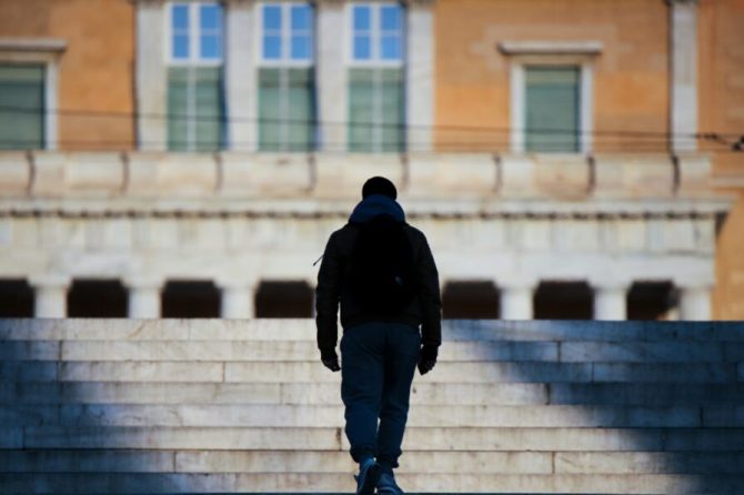 Ευρωβαρόμετρο: Άγχος και ανασφάλεια νοιώθουν οι Έλληνες, οικονομία και ακρίβεια τα βασικά ζητήματα