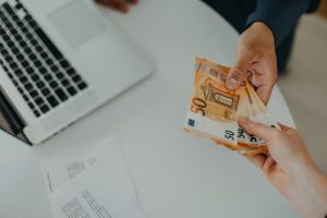 Από 2.000 έως 10.000 ευρώ τον μήνα: Ποια επαγγέλματα δίνουν τους καλύτερους μισθούς στην Ελλάδα το 2026