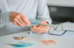 Εργαζόμενοι συνταξιούχοι: Οι τρεις παγίδες που οδηγούν σε απώλεια σύνταξης – Τι ισχύει για 308.000 ασφαλισμένους