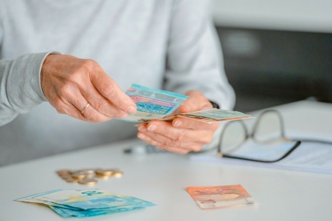 Εργαζόμενοι συνταξιούχοι: Οι τρεις παγίδες που οδηγούν σε απώλεια σύνταξης – Τι ισχύει για 308.000 ασφαλισμένους